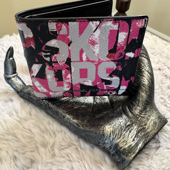 MICHAEL KORS MENS Cooper Graphic Logo Billfold Wallet Style# 36F2LCOF1V - Picture 5 of 6